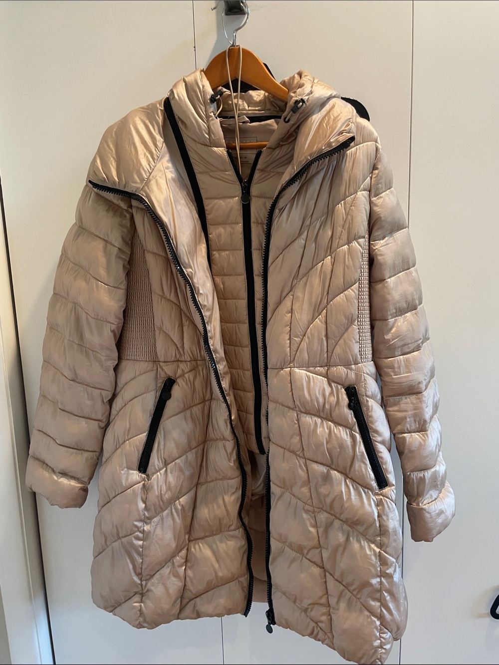 Bernardo Women’s Quilted Hooded puffer Coat - gold. Comes with travel bag